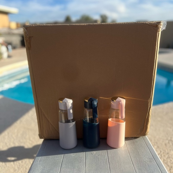 1 Case (60) 14oz Glass Water Bottles w/ Twist Top with Handle & Silicone Sleeve - Picture 1 of 8